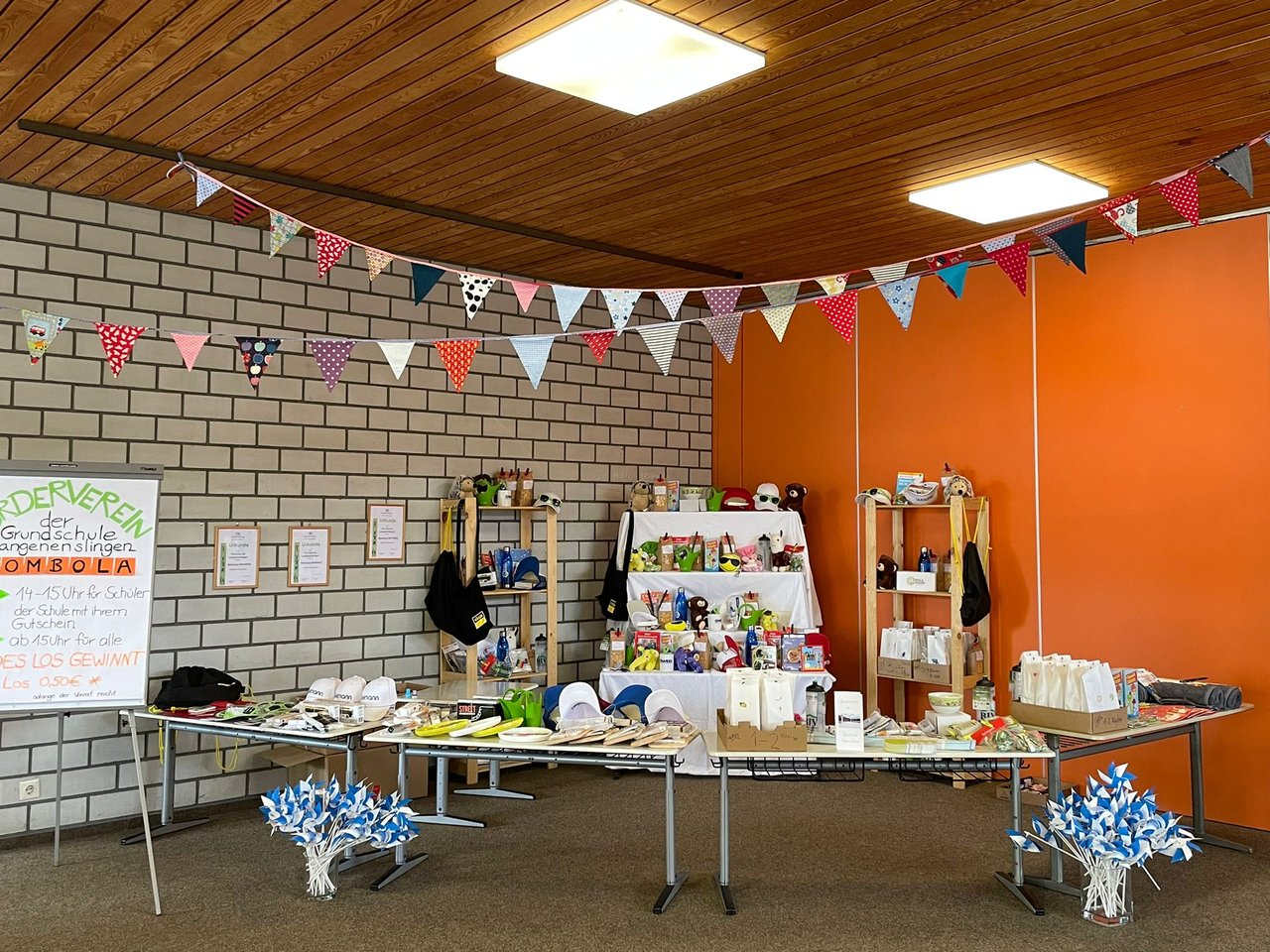 Tombola am Schulfest mit Wimpelketten und Preisen