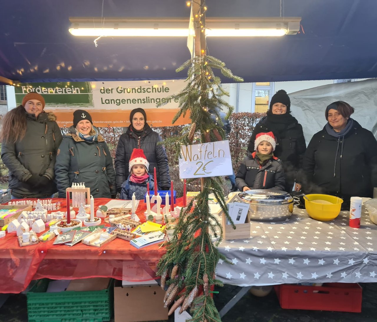Waffelstand bei den Weihnachtskl�ngen mit F�rderverein-Banner