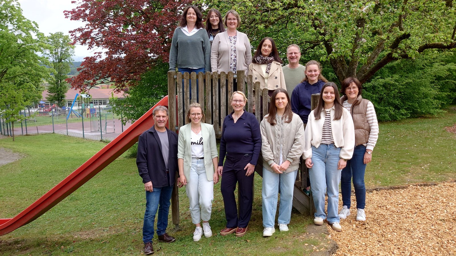 Das Lehrerkollegium der Grundschule Langenenslingen vor dem Spielturm im Schulhof
